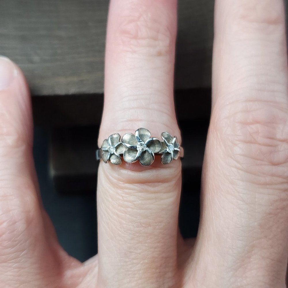 Size 6 Sterling Silver Tarnished Cubic Zirconia Triple Flower Ring